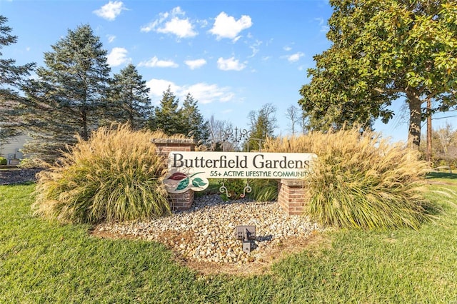 community / neighborhood sign with a yard