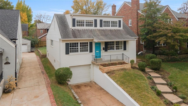 front facade featuring a front lawn