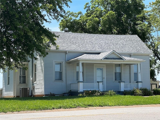 view of front facade with covered porch and a front lawn