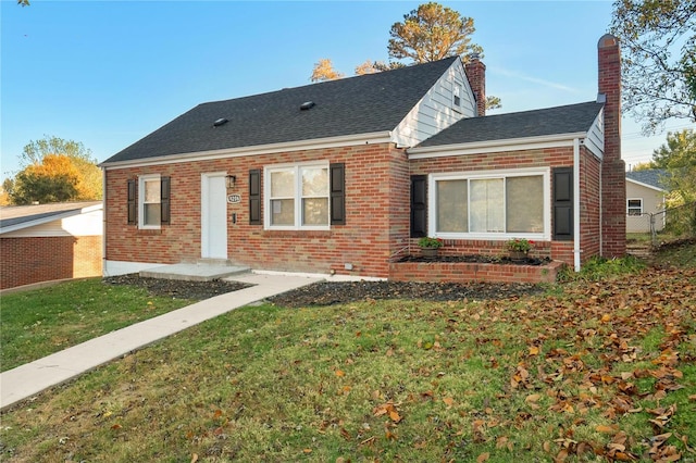 view of front of home featuring a front yard