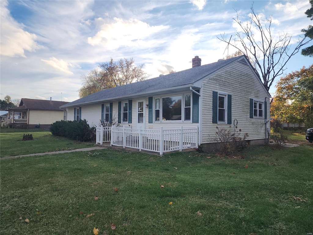 single story home featuring a front lawn