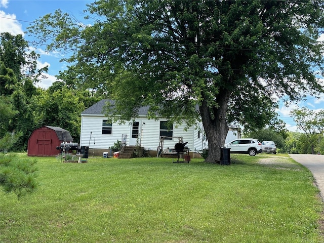 view of yard featuring a storage shed