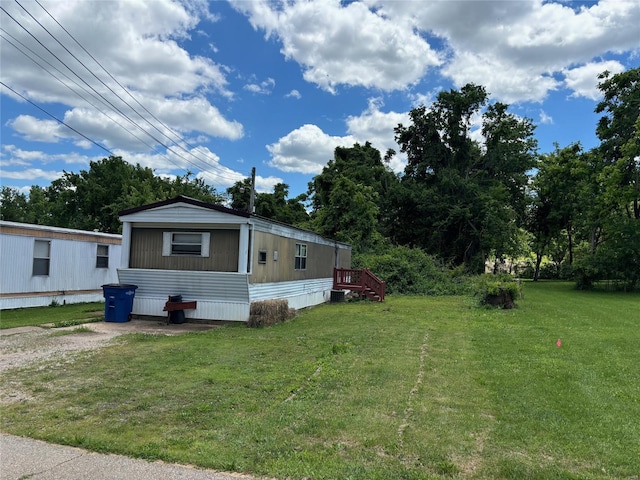 view of side of property featuring a lawn