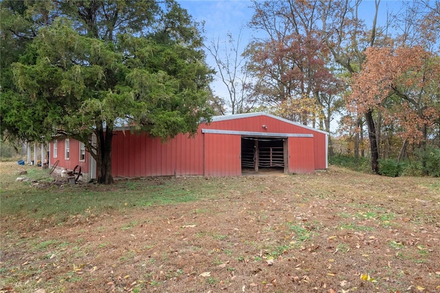 view of yard featuring an outdoor structure