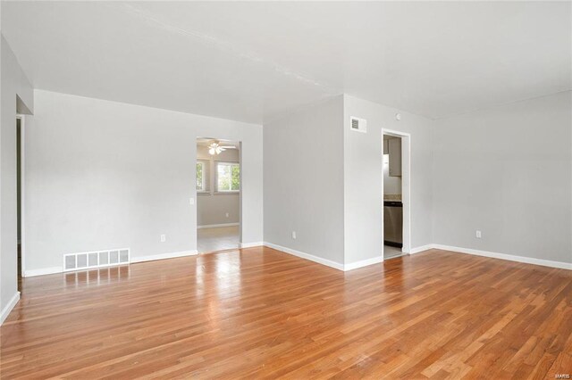 unfurnished room featuring light wood-type flooring and ceiling fan