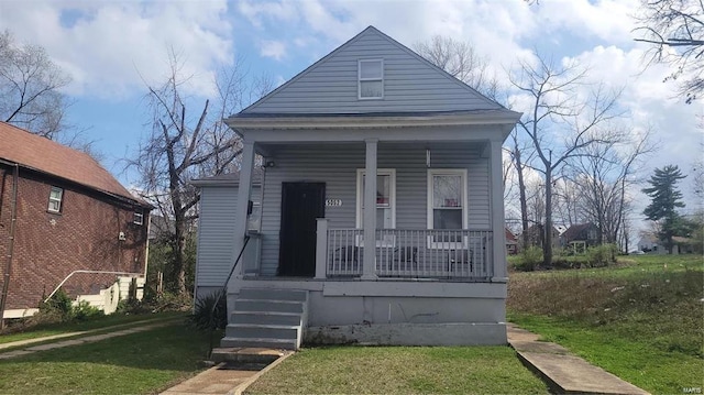 bungalow-style home featuring a front lawn and a porch