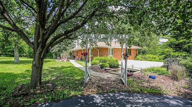 view of yard with a pergola