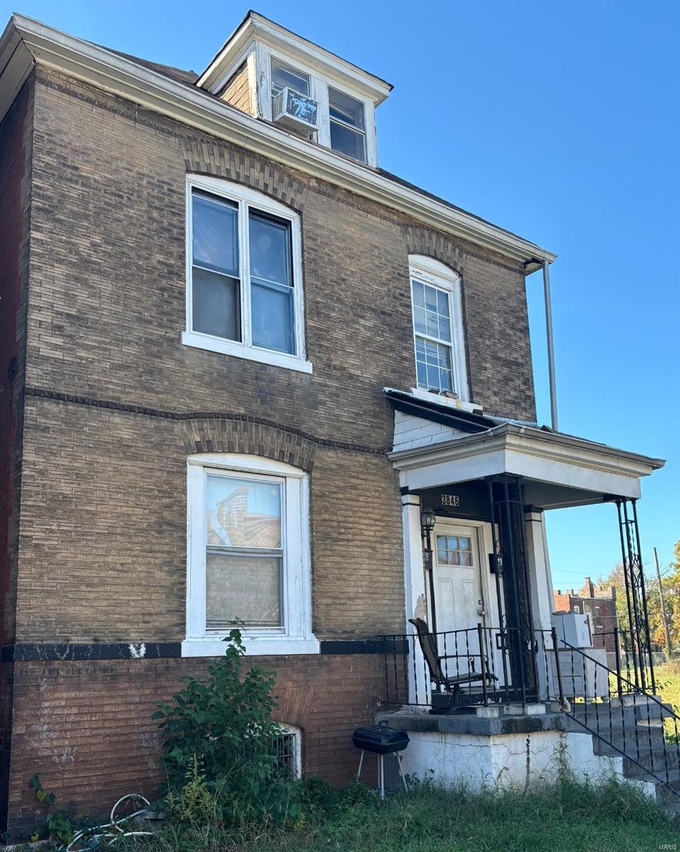 view of front of house with covered porch