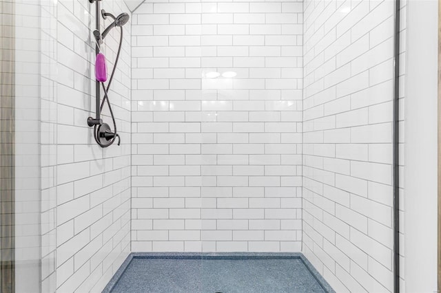 bathroom featuring a tile shower