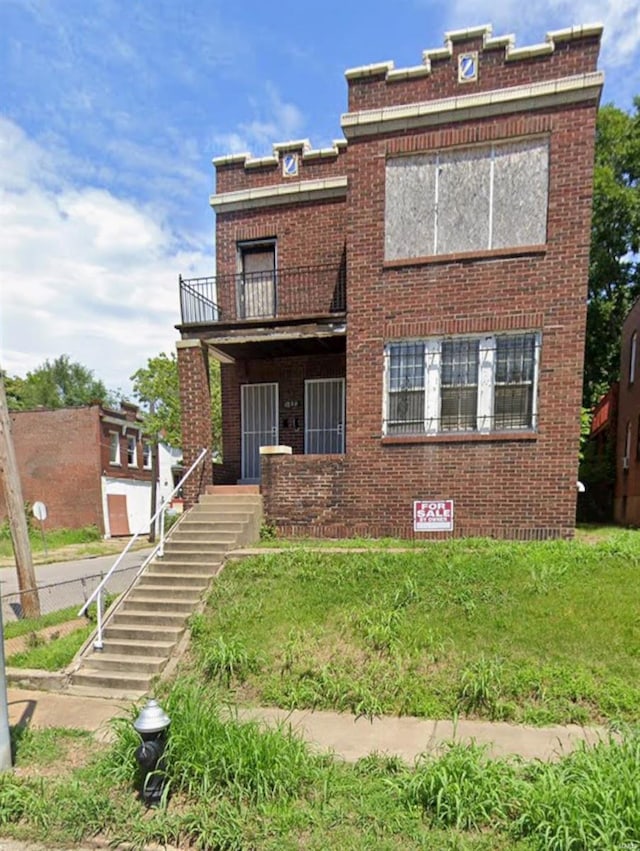 view of front of house with a balcony