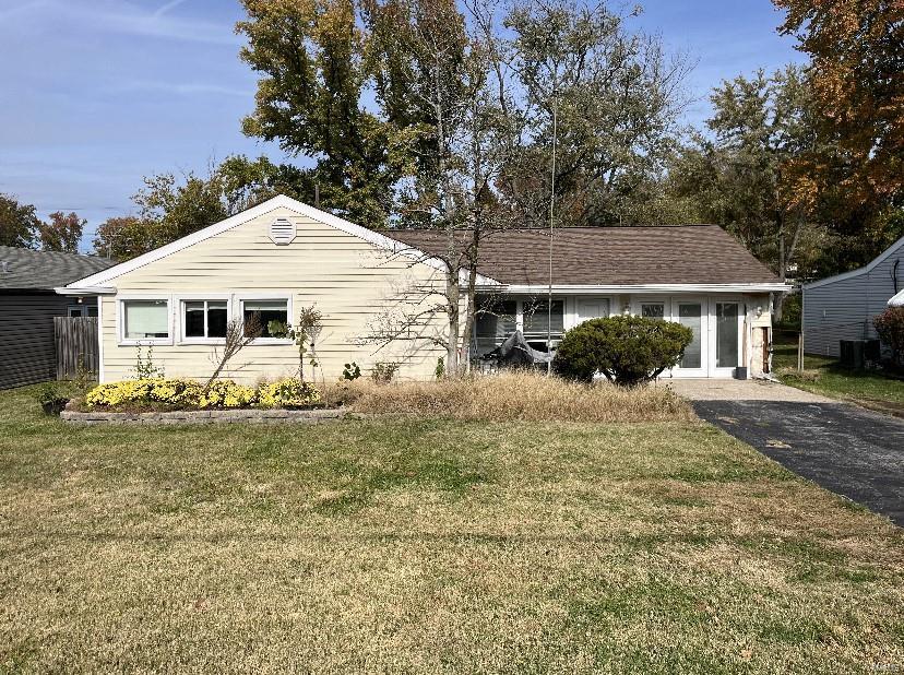 single story home featuring a front yard