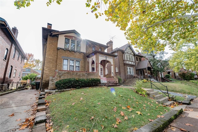 view of front of property featuring a front yard