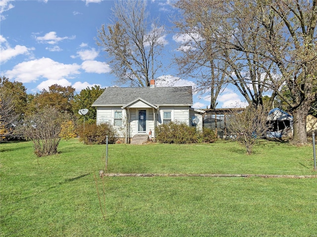 view of front of property featuring a front yard