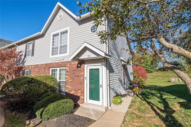 view of front of property featuring a front lawn