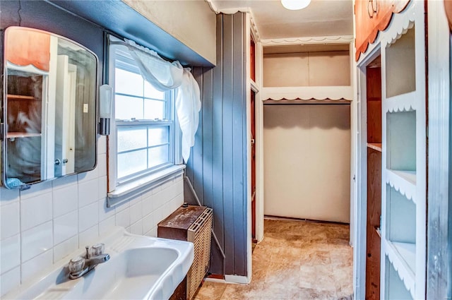 bathroom featuring sink