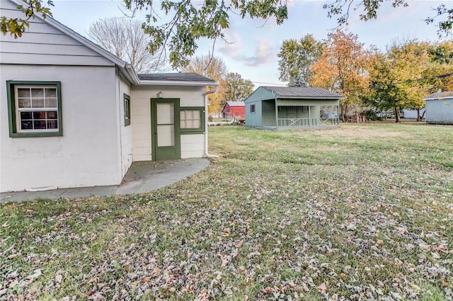 view of yard with an outdoor structure