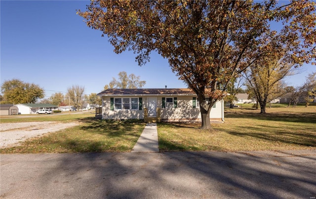 view of front of property with a front yard