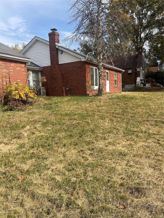 view of yard featuring central AC unit