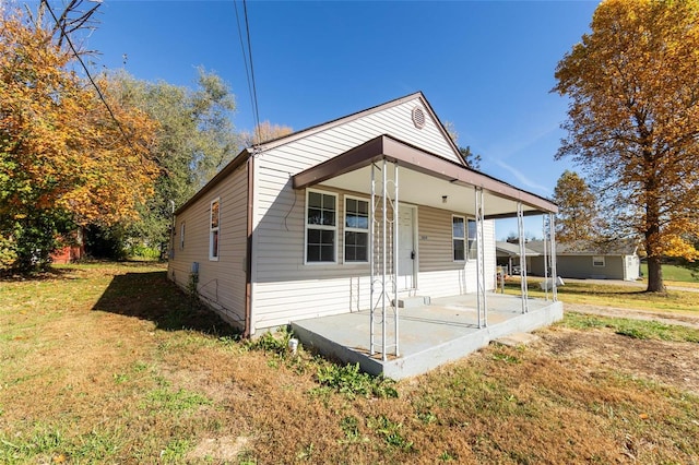 view of front of property with a front yard