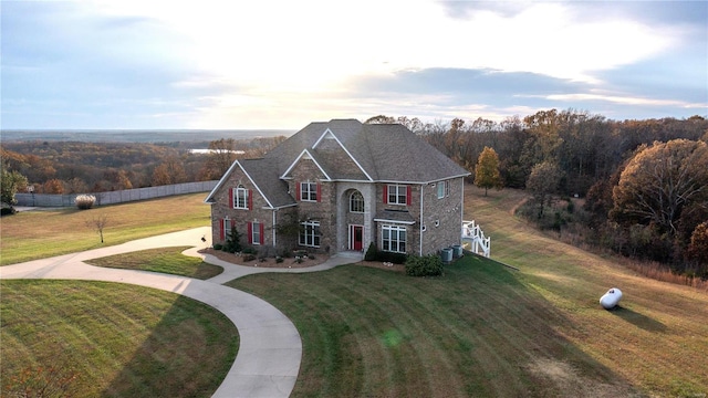 view of front of property featuring a front yard