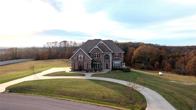 view of front of property featuring a front yard