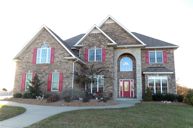 view of front facade featuring a front lawn