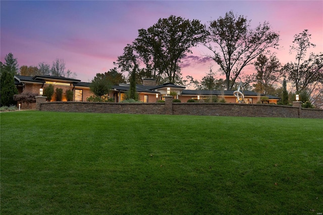 view of yard at dusk