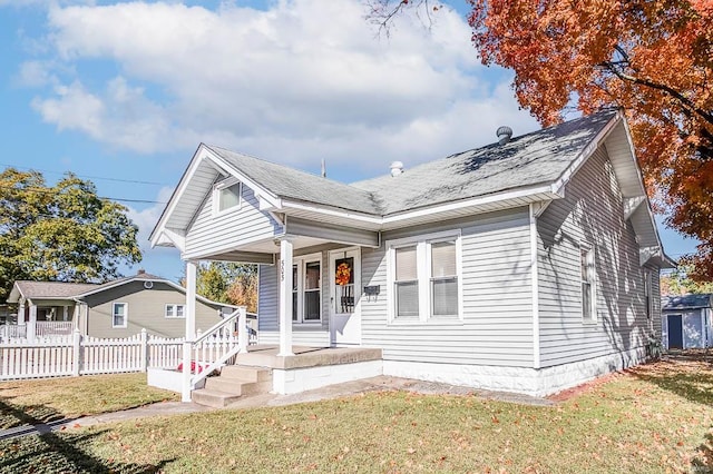 view of front facade featuring a front yard and covered porch