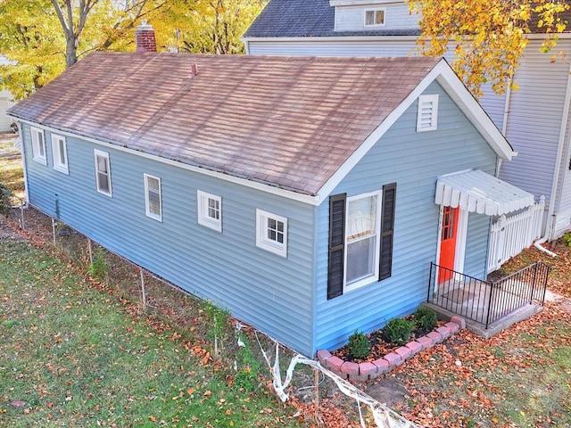 view of side of property featuring a lawn