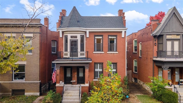 view of front of home featuring a balcony