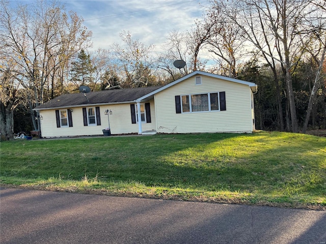 ranch-style house featuring a front lawn