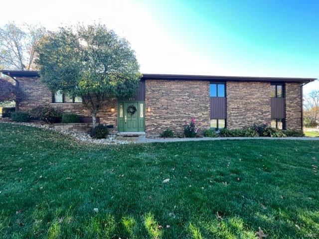 view of front of house with a front lawn