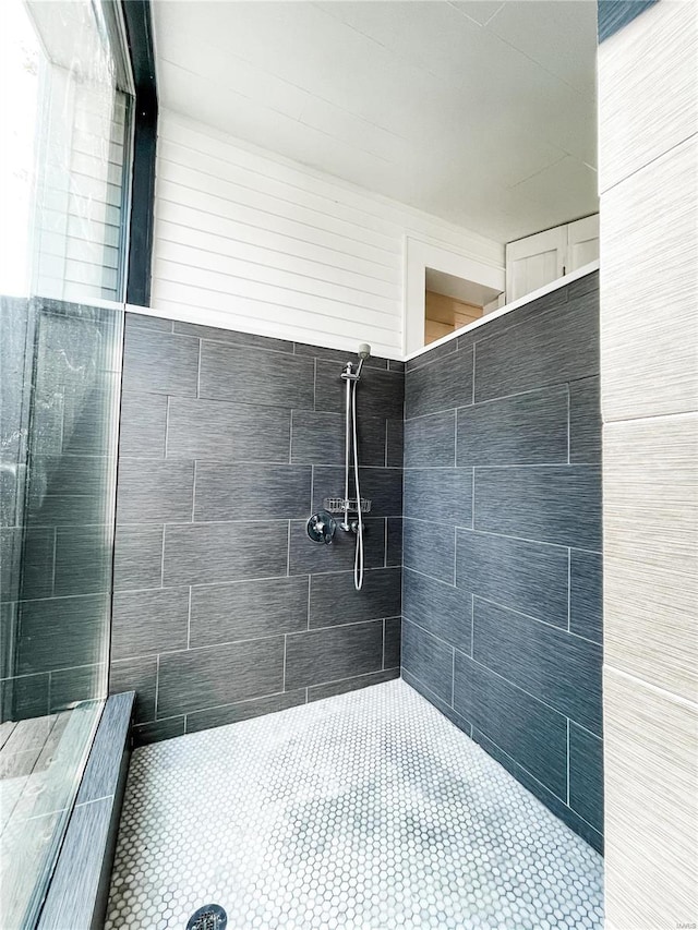 bathroom featuring tiled shower