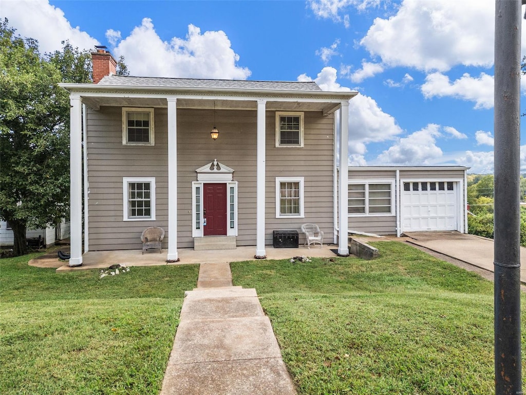 view of front of house featuring a front lawn and a garage