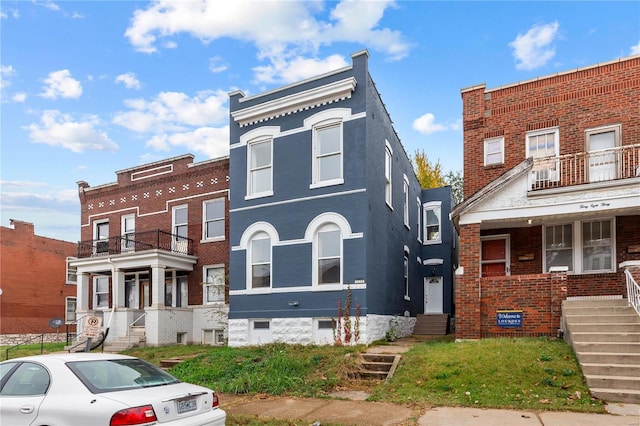 townhome / multi-family property featuring a balcony