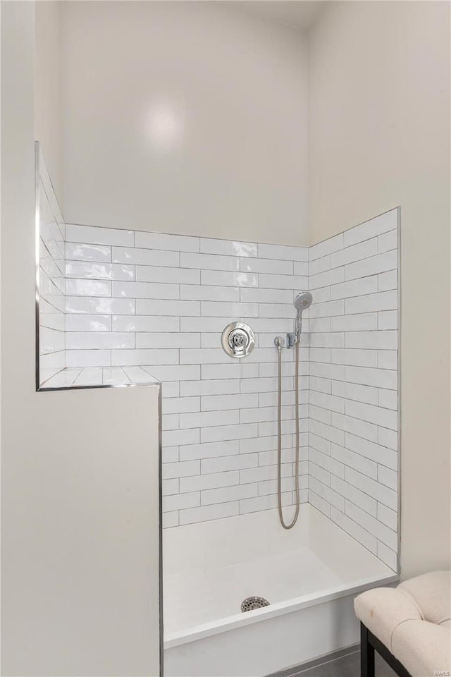 bathroom featuring a tile shower