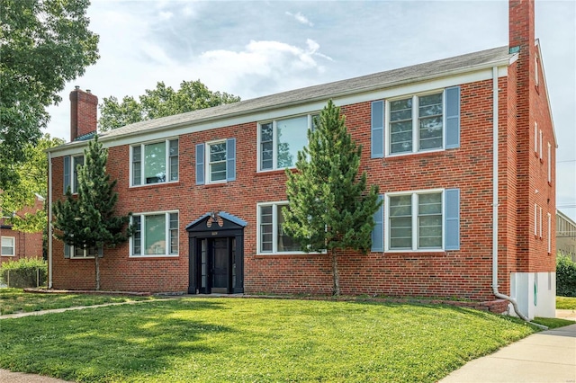 view of front of property featuring a front lawn