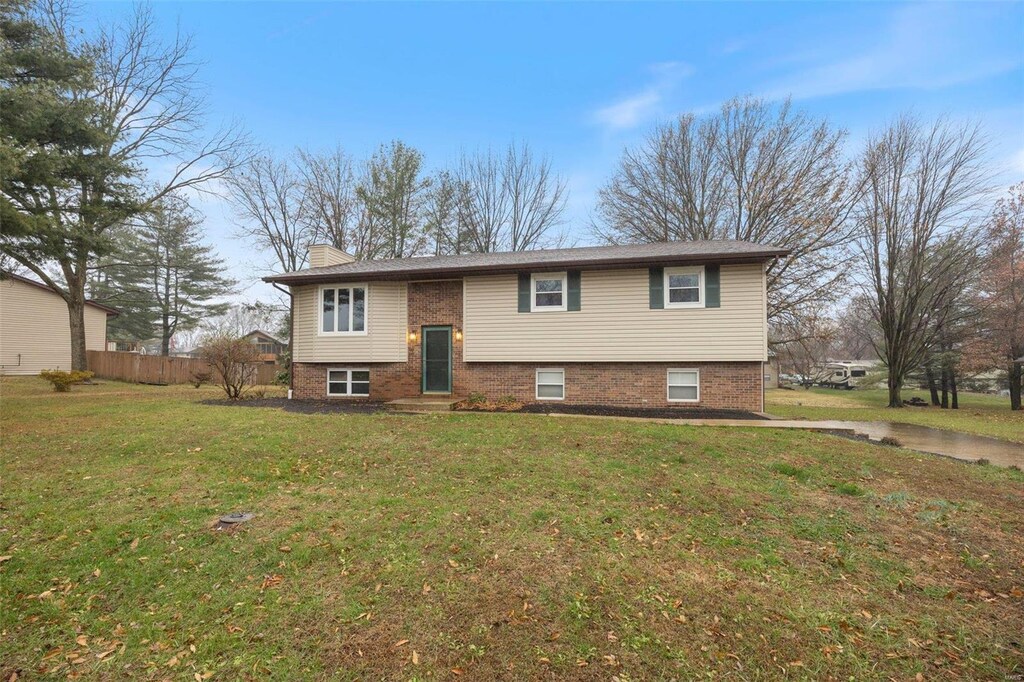 split foyer home featuring a front yard