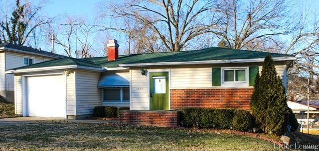 view of front of property featuring a garage and a front yard