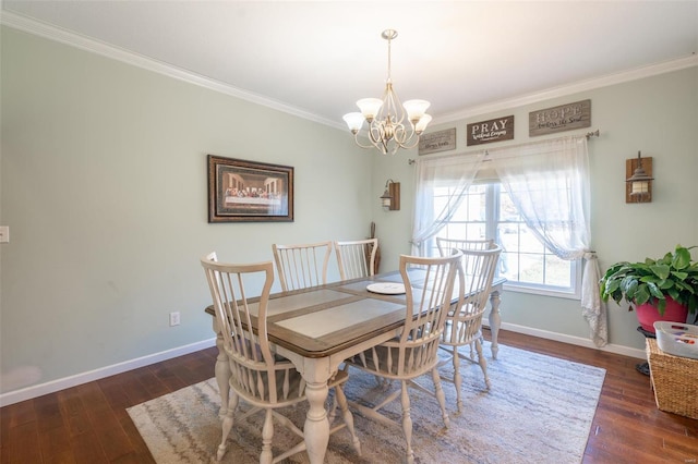 dining space with dark wood-type flooring, crown molding, and a notable chandelier