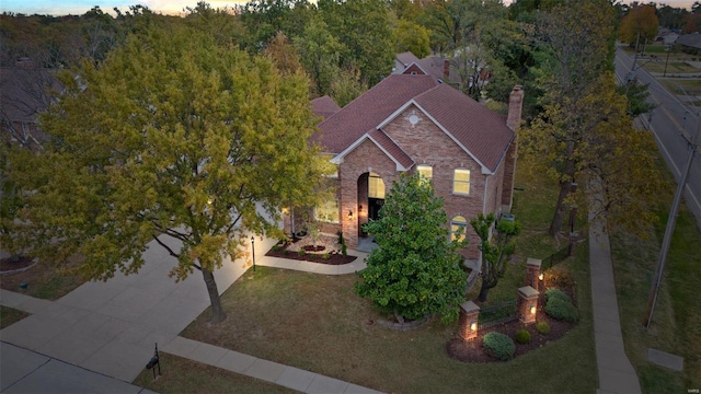 view of front of home featuring a front yard