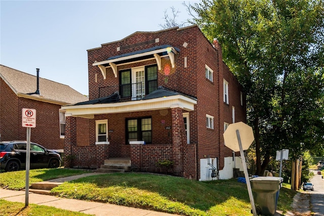 view of front of property featuring a front yard