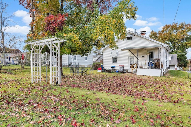 back of house featuring a lawn