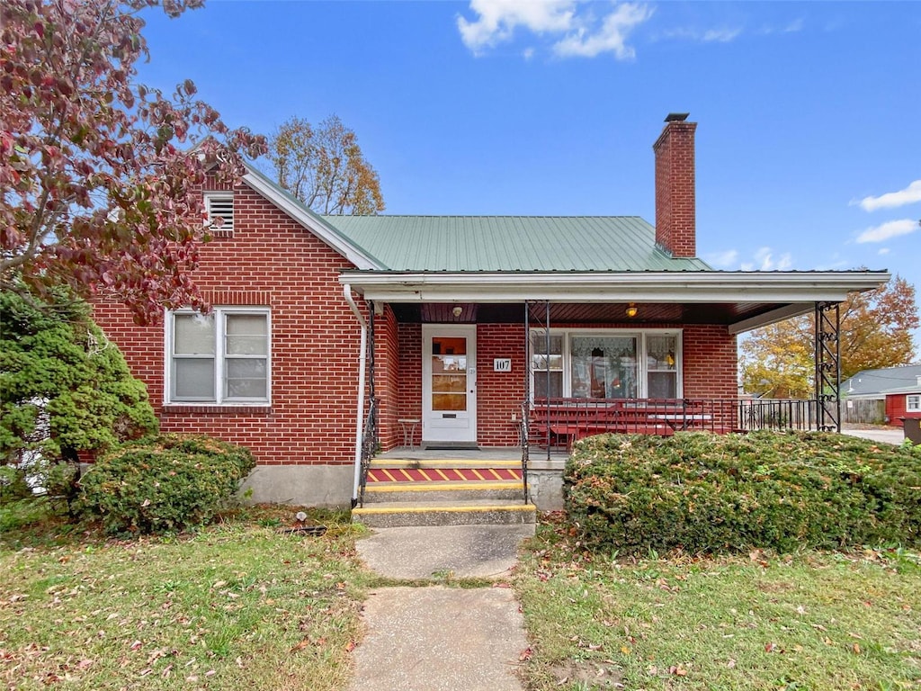 view of front of property with a front lawn and covered porch