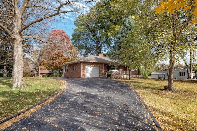 view of front of home featuring a front lawn and a garage