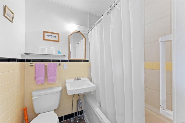 full bathroom featuring tile walls, shower / bath combo, sink, and toilet