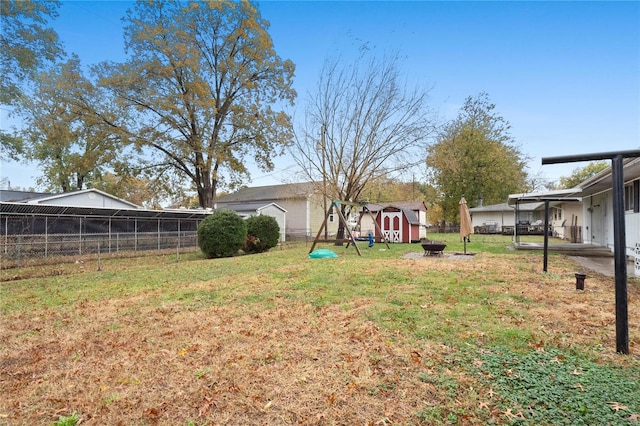 view of yard featuring a shed