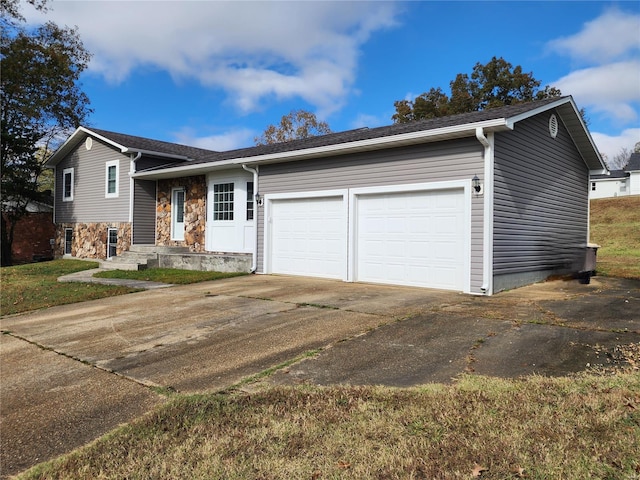 view of front facade featuring a garage