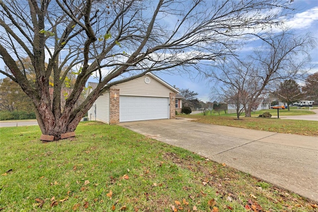 view of front facade featuring a front yard and a garage