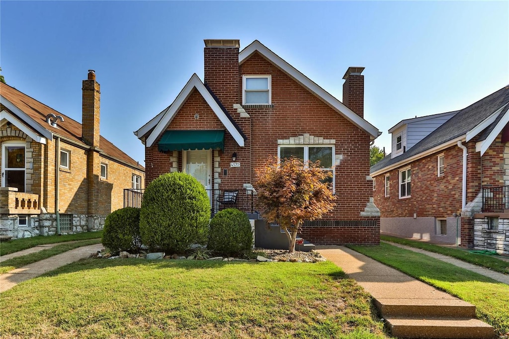 view of front of property with a front yard